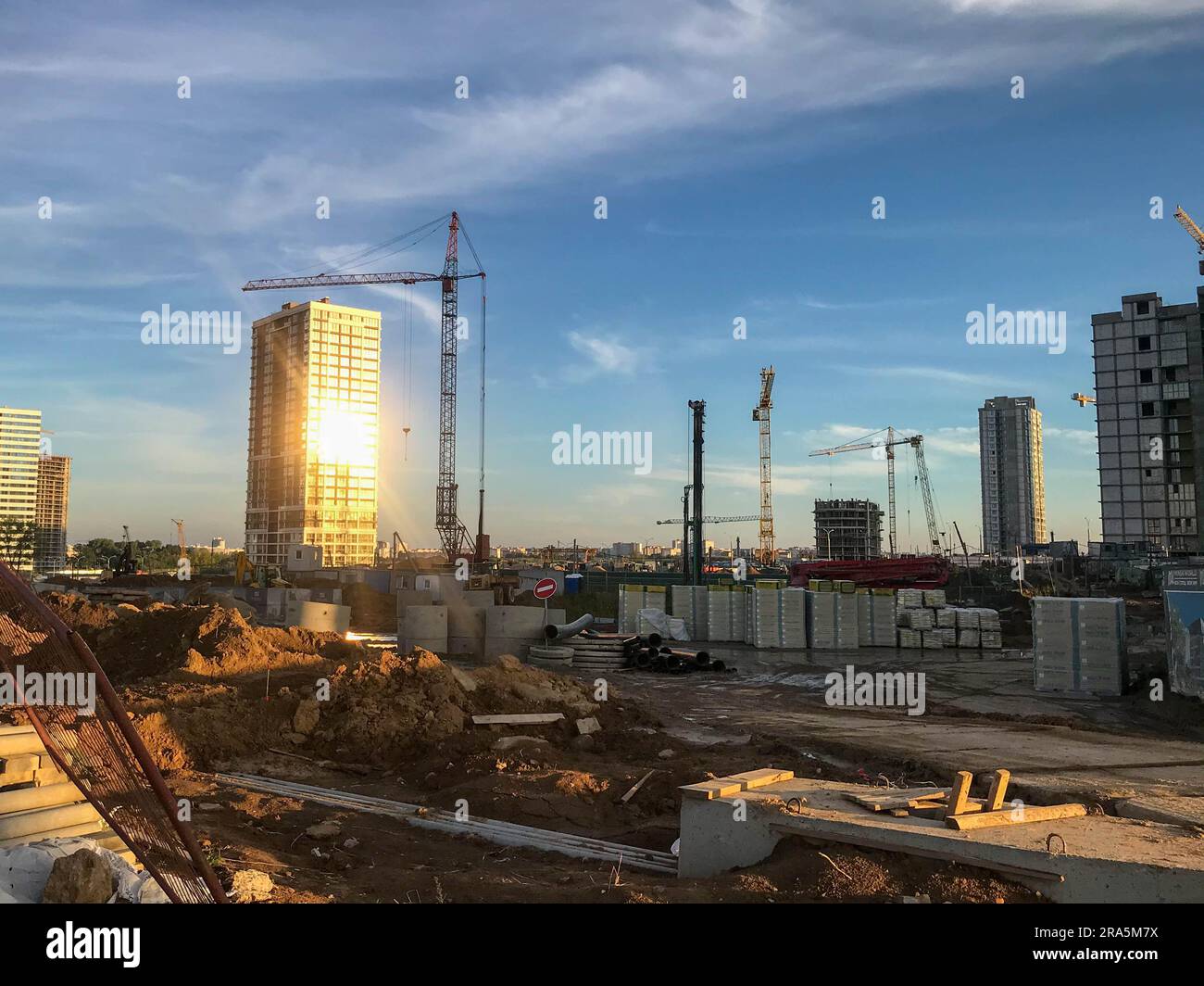 Tall cranes constructions hi-res stock photography and images - Alamy