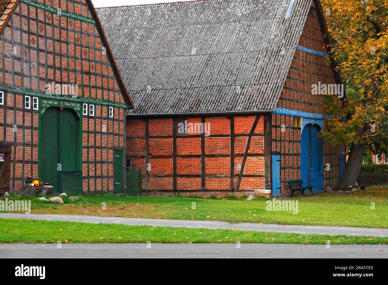 Half-timbered houses, Wendland, Rundlingsdorf Guestritz, Luechow-Dannenberg, Lower Saxony, Germany Stock Photo