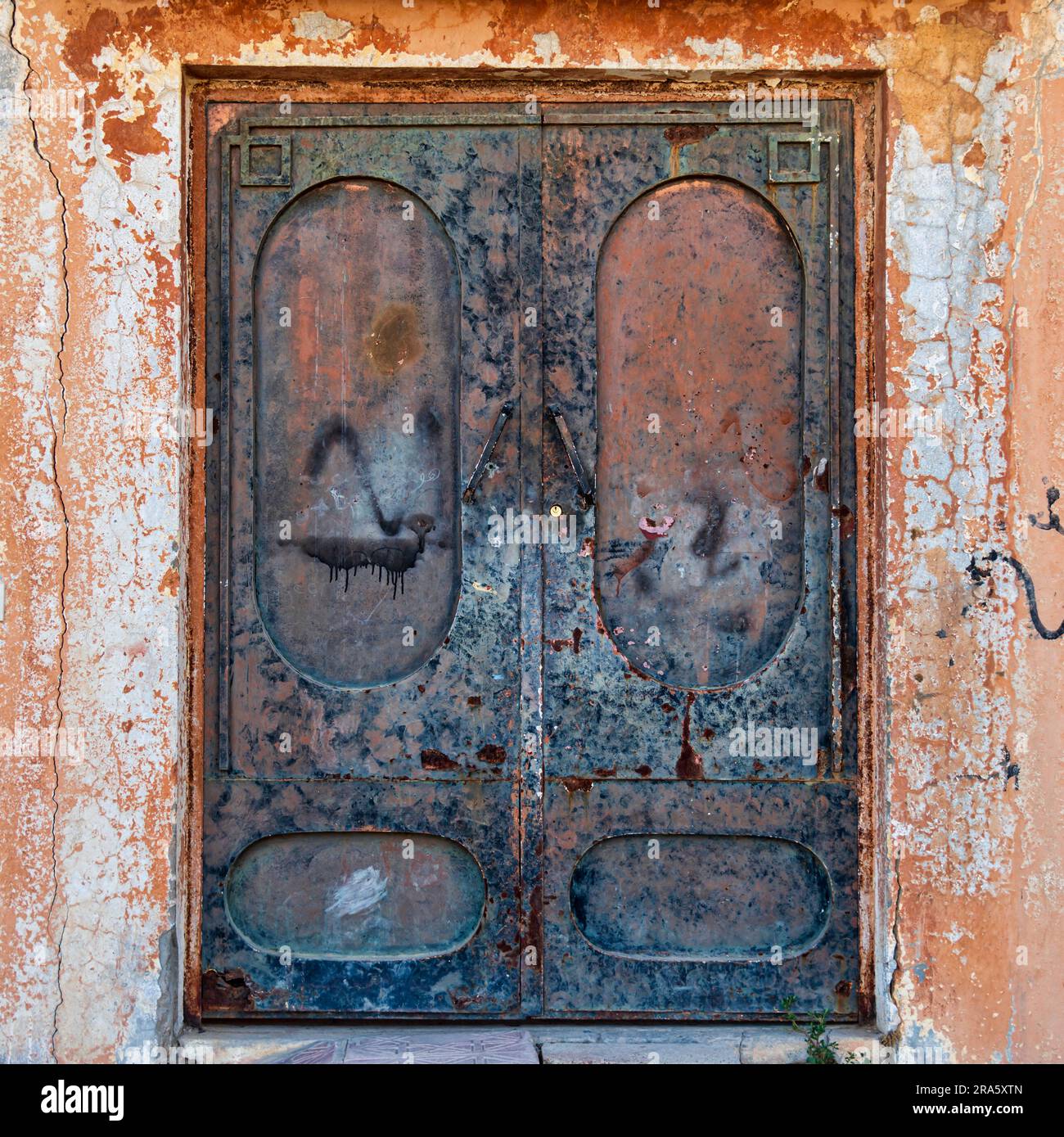 Rusted doors hi-res stock photography and images - Alamy