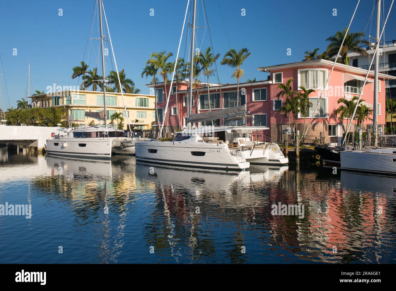 Fort Lauderdale, Florida, USA. View across tranquil waterway in the Nurmi Isles district, early morning, yachts moored outside colourful houses. Stock Photo