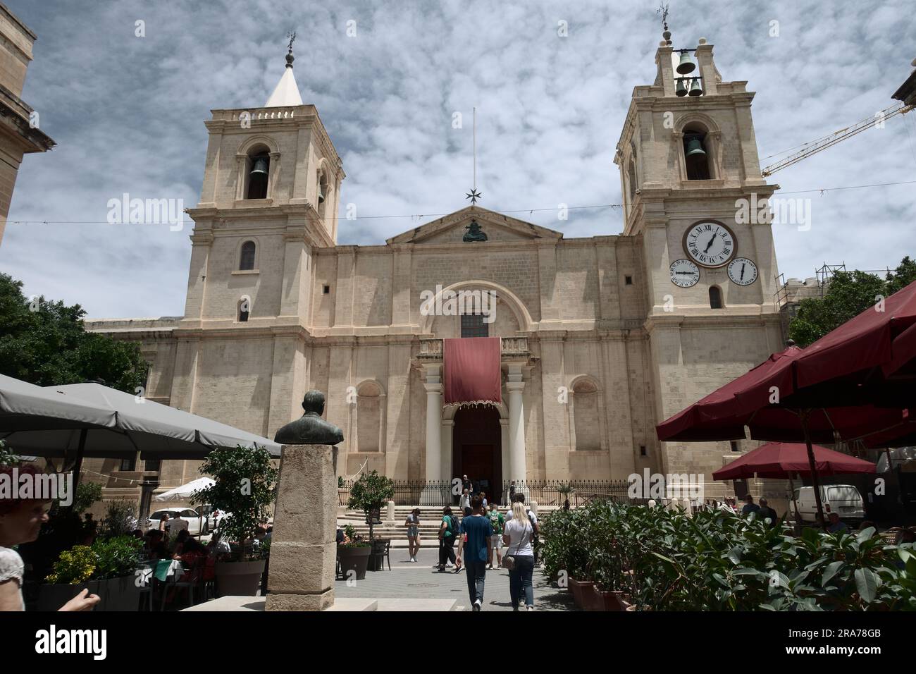 St John's Square and St. John’s Co-Cathedral in Valletta, Malta Stock Photo