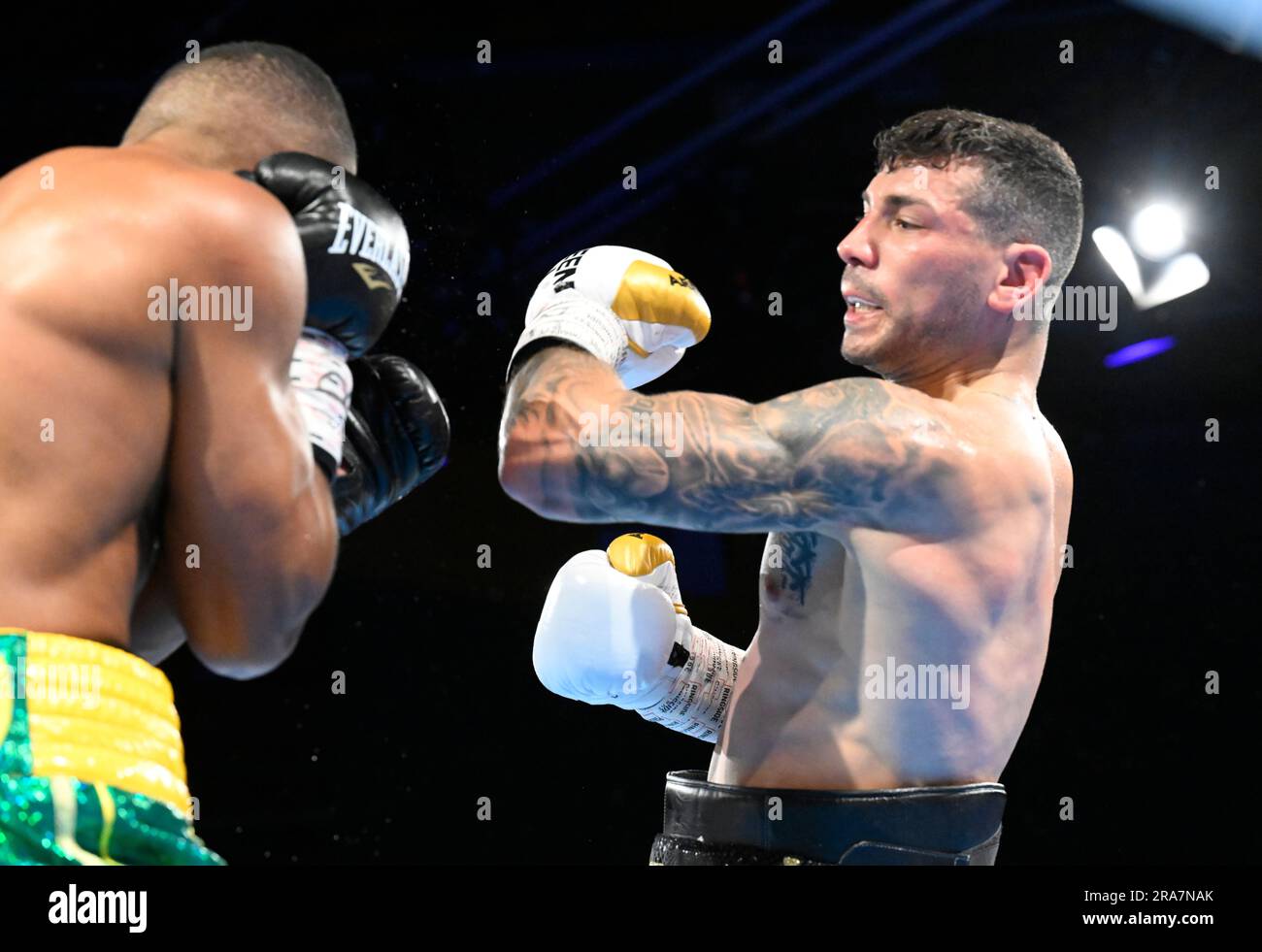 Wuppertal, Germany. 01st July, 2023. Boxing: IBF, World Championship, Gualtieri (Germany) - Falcao (Brazil). Vincenzo Gualtieri (r) fights against Esquiva Falcao at Uni Halle for the IBF World Middleweight Championship. Credit: Roberto Pfeil/dpa/Alamy Live News Stock Photo