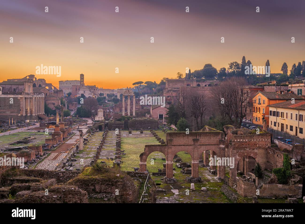 rome-italy-at-the-historic-roman-forum-ruins-at-dusk-stock-photo-alamy