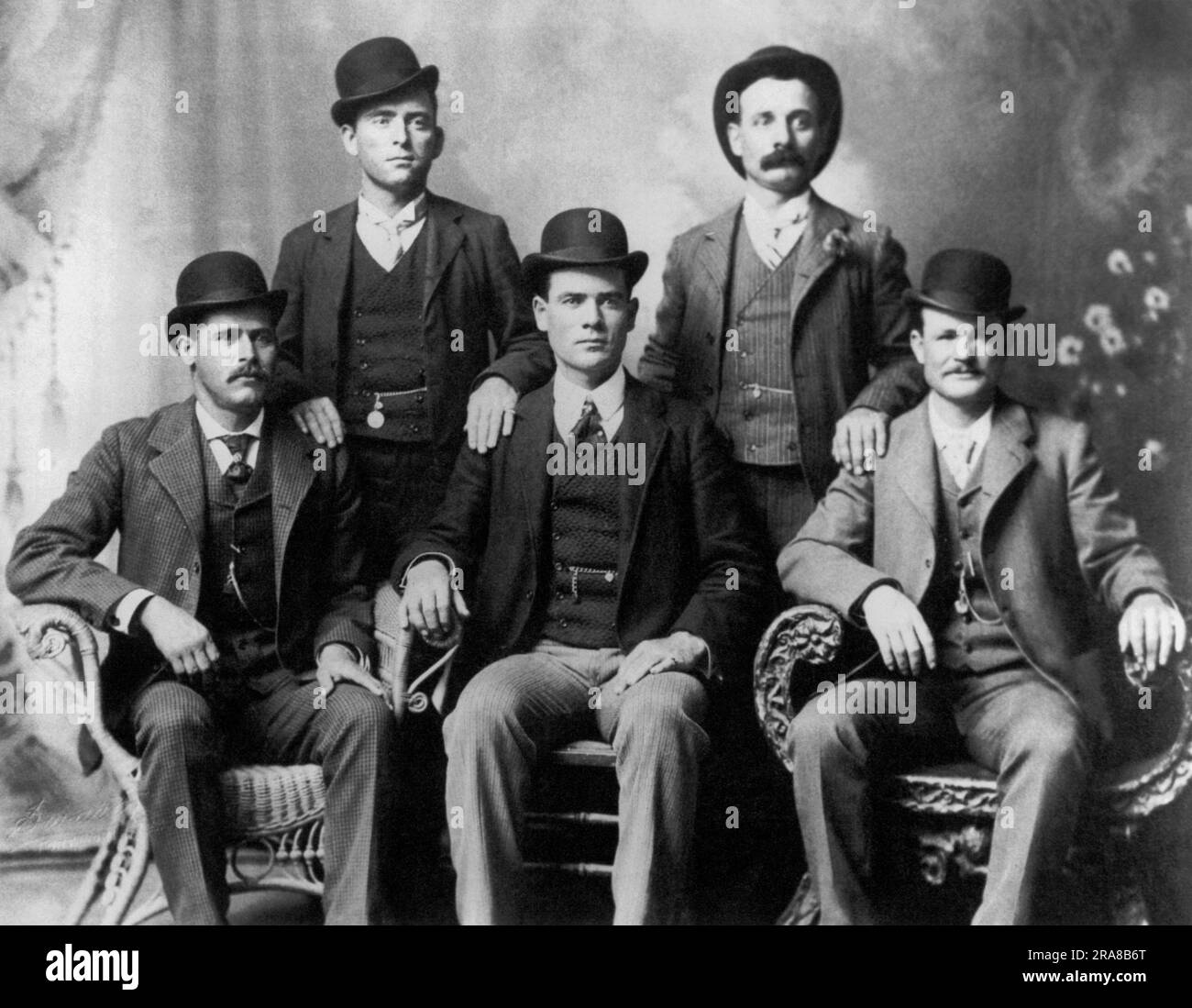Ft. Worth, Texas,  1901. The Wild Bunch Gang: Front, L-R: Harry Longabaugh, aka The Sundance Kid, Ben Kilpatrick, aka The Tall Texan, Robert Leroy Parker, aka Butch Cassidy. Back, L-R: Wil Carver, Harvey Logan, aka Kid Curry Stock Photo