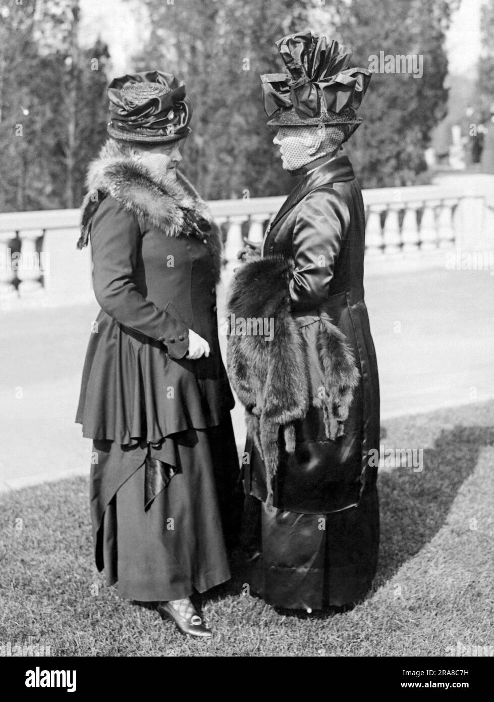 New York, New York:  c. 1908 Two society matrons in conversation outdoors. Stock Photo