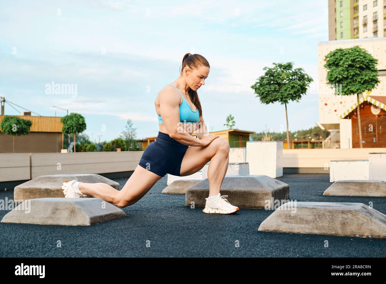 Forward lunges exercise hi res stock photography and images Alamy