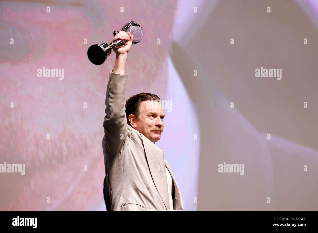 Ewan McGregor bekommt den Festival President’s Award beim Tribute Screening des Kinofilms 'You Sing Loud, I Sing Louder' auf dem 57. Internationalen Filmfestival Karlovy Vary 2023 im Hotel Thermal. Karlsbad, 01.07.2023 Stock Photo