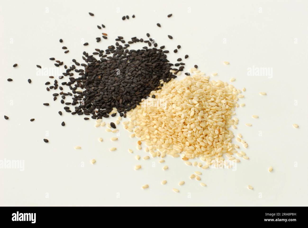White and black Sesameseed (Sesamum indicum Stock Photo - Alamy