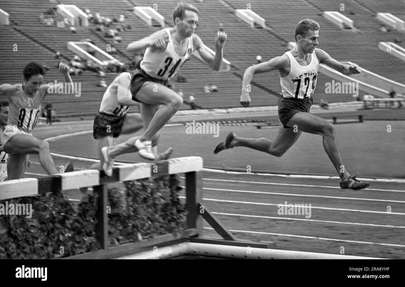 1963. Moscow, Lithuanian runner Adolfas Aleksiejunas (729) runs first
