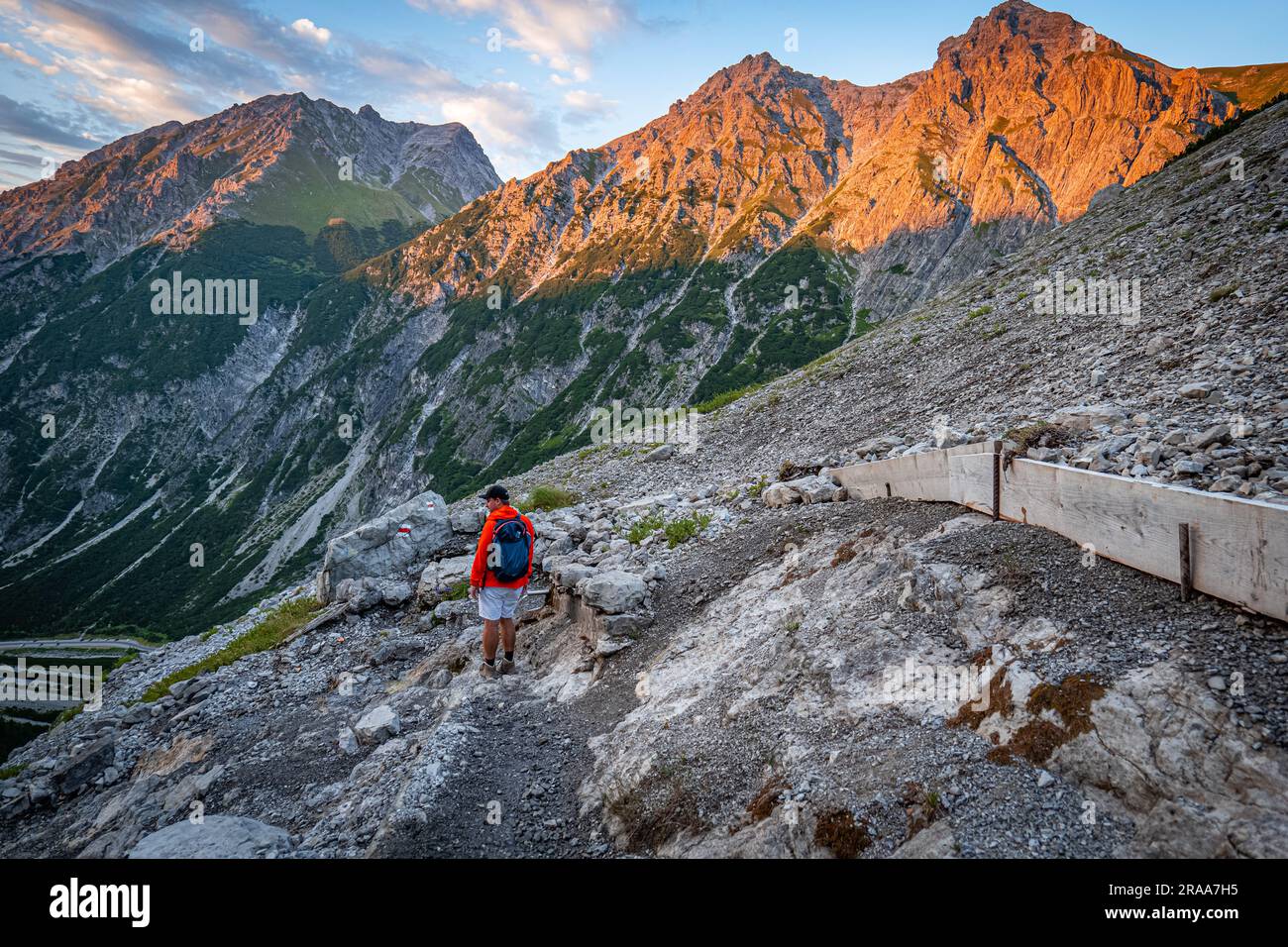 Ein Wandertag in den Alpen in Österreich am und über dem Lünersee Stock Photo