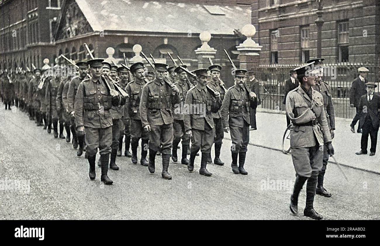 The 2nd Battalion Grenadier Guards march through London in their campaign kit. They are headed by Major Edward Henry Trotter (1872-1916), who had lost an arm during the Second Boer War. By the end of August 1914 Trotter had been placed in command of the 18th Battalion, The King's (Liverpool Regiment). He lost his lfe on the front line in July 1916, during German bombardment at the Somme.     Date: 09-Aug-14 Stock Photo