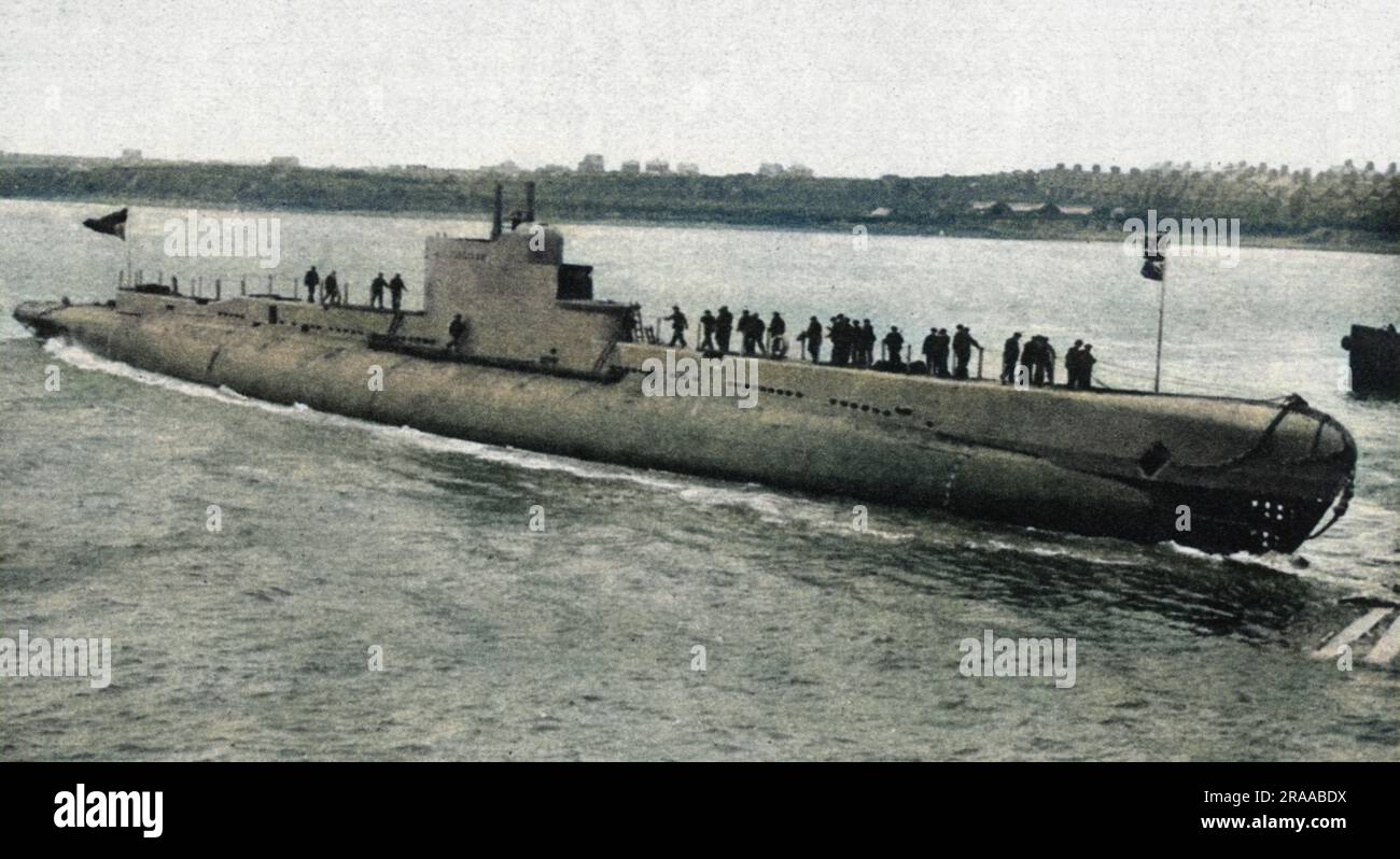 The launch of the British submarine, HMS Poseidon, a P class sub, launched on 21st June 1929 at the Barrow-in-Furness works of Vickers-Armstrong. Poseidon sank on 9th June 1931 after colliding with the Chinese merchant steamer SS Yuta in the Yellow Sea.     Date: 1929 Stock Photo