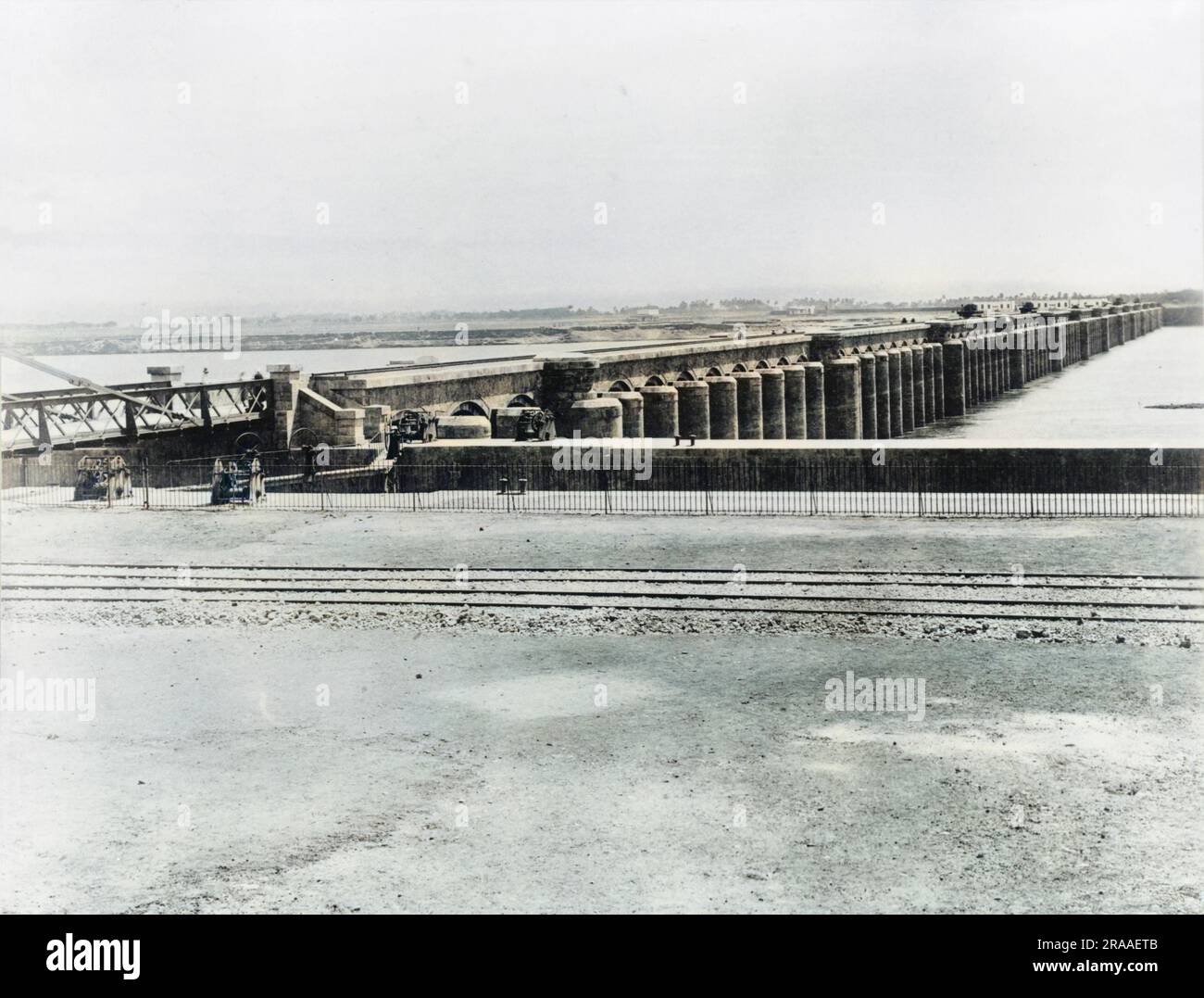 Assiut or Asyut Barrage on the River Nile in Egypt: general view upstream showing the lock.     Date: 1902 Stock Photo