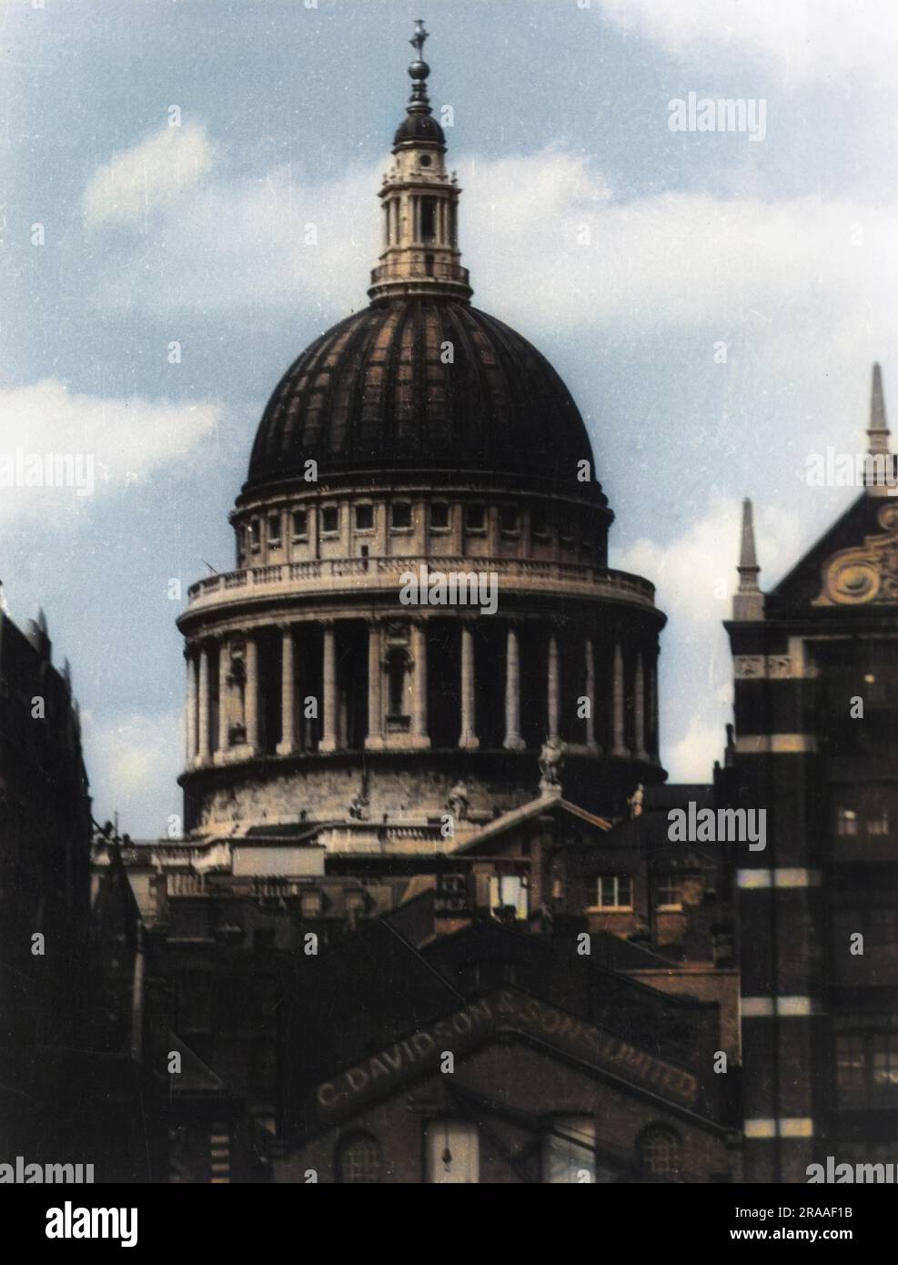 A view of St. Paul's Cathedral between the wars. Date: 1930s Stock Photo