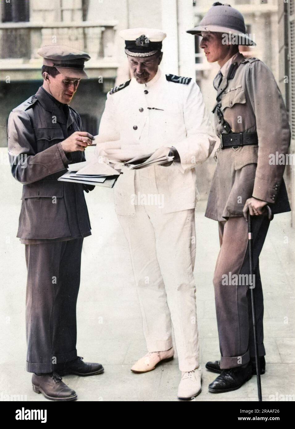 Lieutenant Colonel Thomas Edward Lawrence (aka Lawrence of Arabia, 1888-1935), British Army officer best known for his liaison role during the Arab Revolt against Ottoman Turkish rule of 1916-1918.  Seen here with Lieutenant Colonel Alan Dawnay and Commander David George Hogarth (Geographical Section of the Naval Intelligence Division), standing outside the Foreign OfficeÆs Arab Bureau in Cairo, Egypt.     Date: circa 1918 Stock Photo