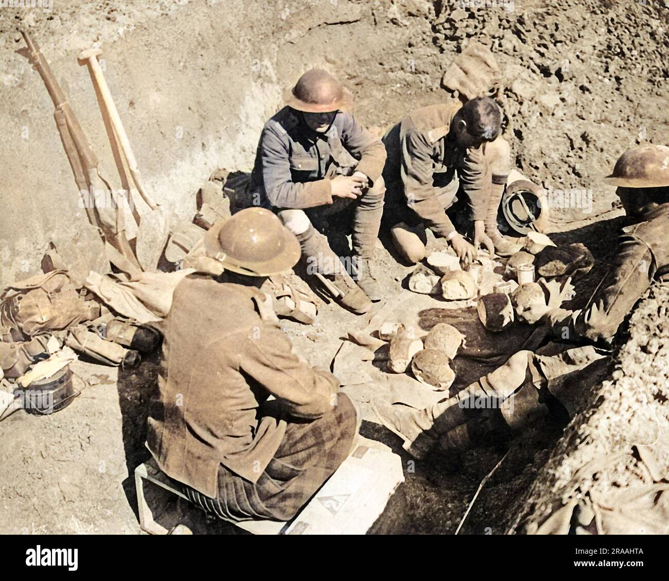 Gordon Highlanders cutting up rations in a reserve trench before moving up to the front line on the Western Front during World War One.     Date: circa 1916 Stock Photo