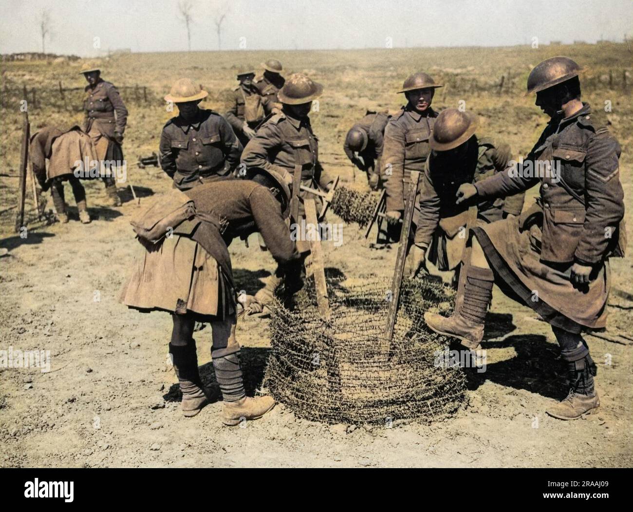 Gordon Highlanders with barbed wire, about to prepare entanglements on the Western Front during World War One.     Date: circa 1916 Stock Photo
