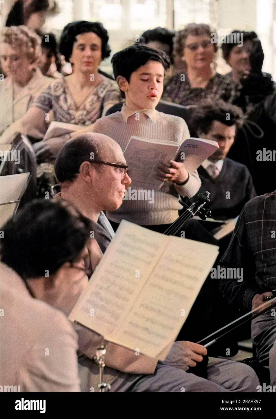 David Pinto (treble) and Cecil Aronowitz (violin) during rehearsals for the 24 June Choral and Orchestral Concert in the Aldeburgh Parish Church, Aldeburgh Festival 1962.     Date: 1962 Stock Photo