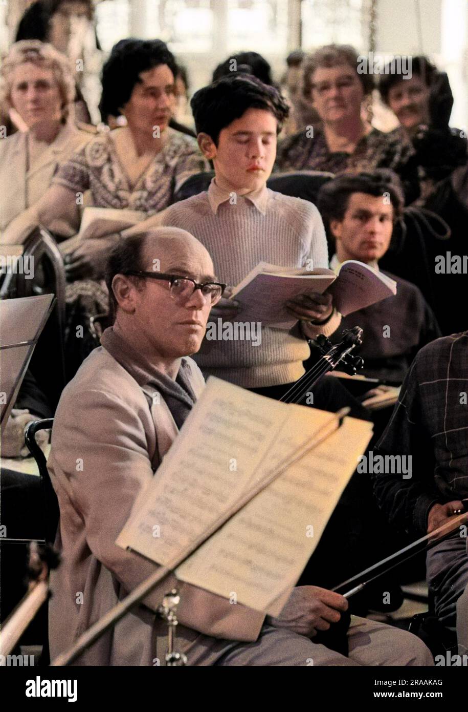 David Pinto (treble) and Cecil Aronowitz (violin) during rehearsals for the 24 June Choral and Orchestral Concert in the Aldeburgh Parish Church, Aldeburgh Festival 1962.     Date: 1962 Stock Photo