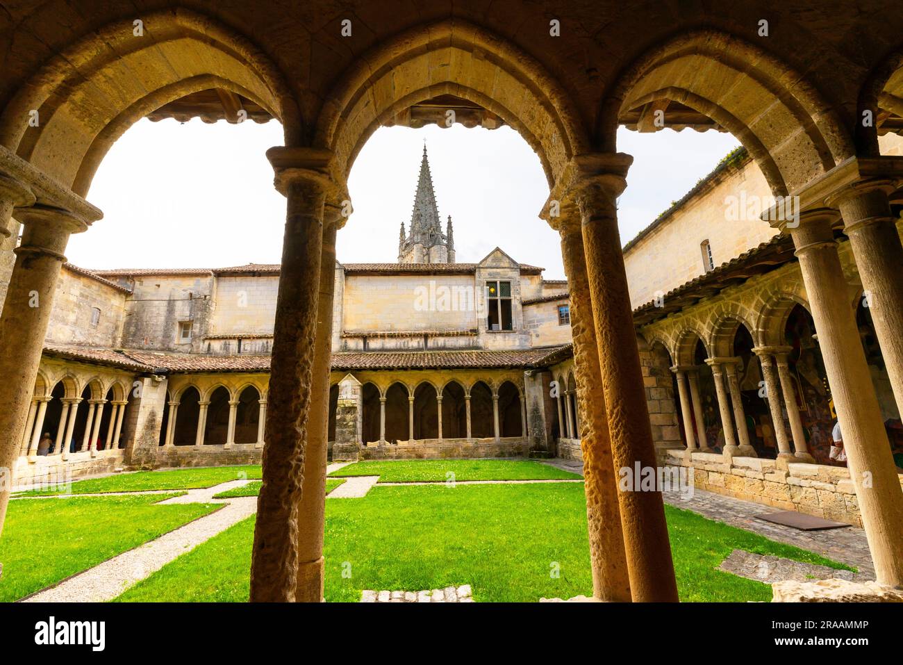 Cloister with double arched columns in medieval Collegiate Church of Saint-Emilion. The Saint-Emilion, village of great importance is located nearby B Stock Photo