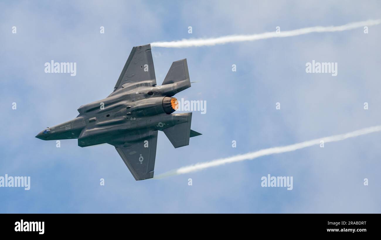 The amazing jet flying overhead Stock Photo Alamy