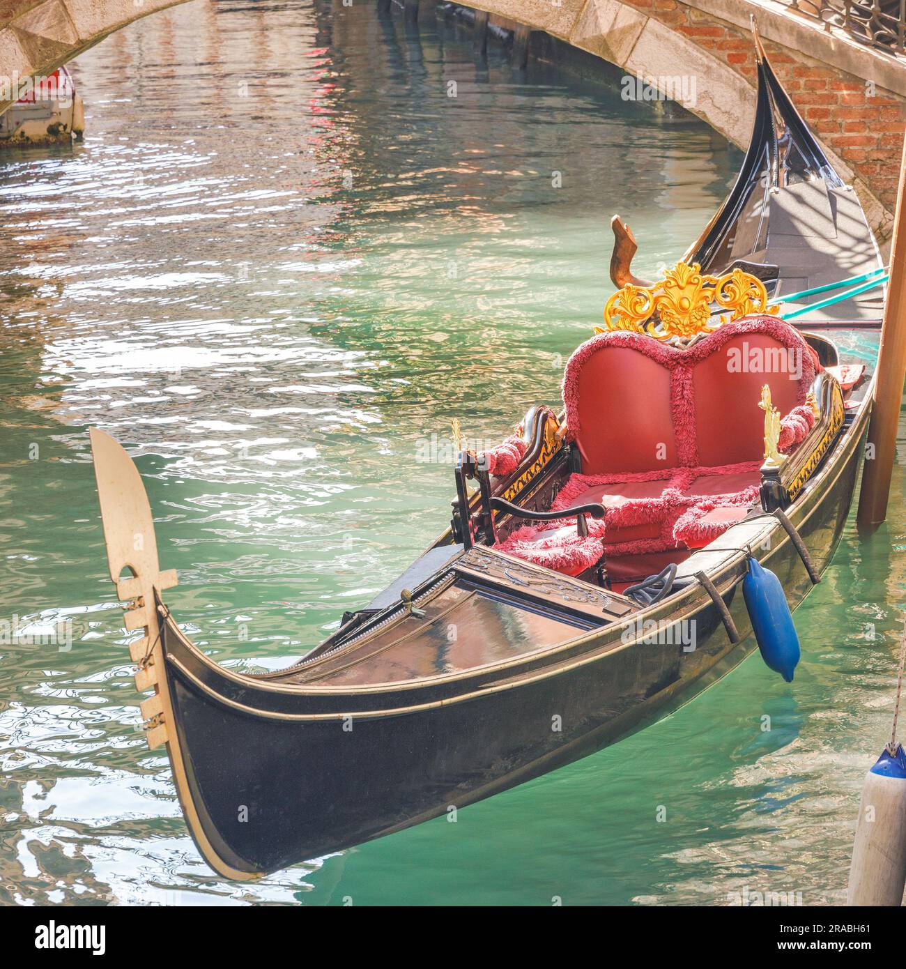 Gondola cruise ship venice hi-res stock photography and images - Alamy