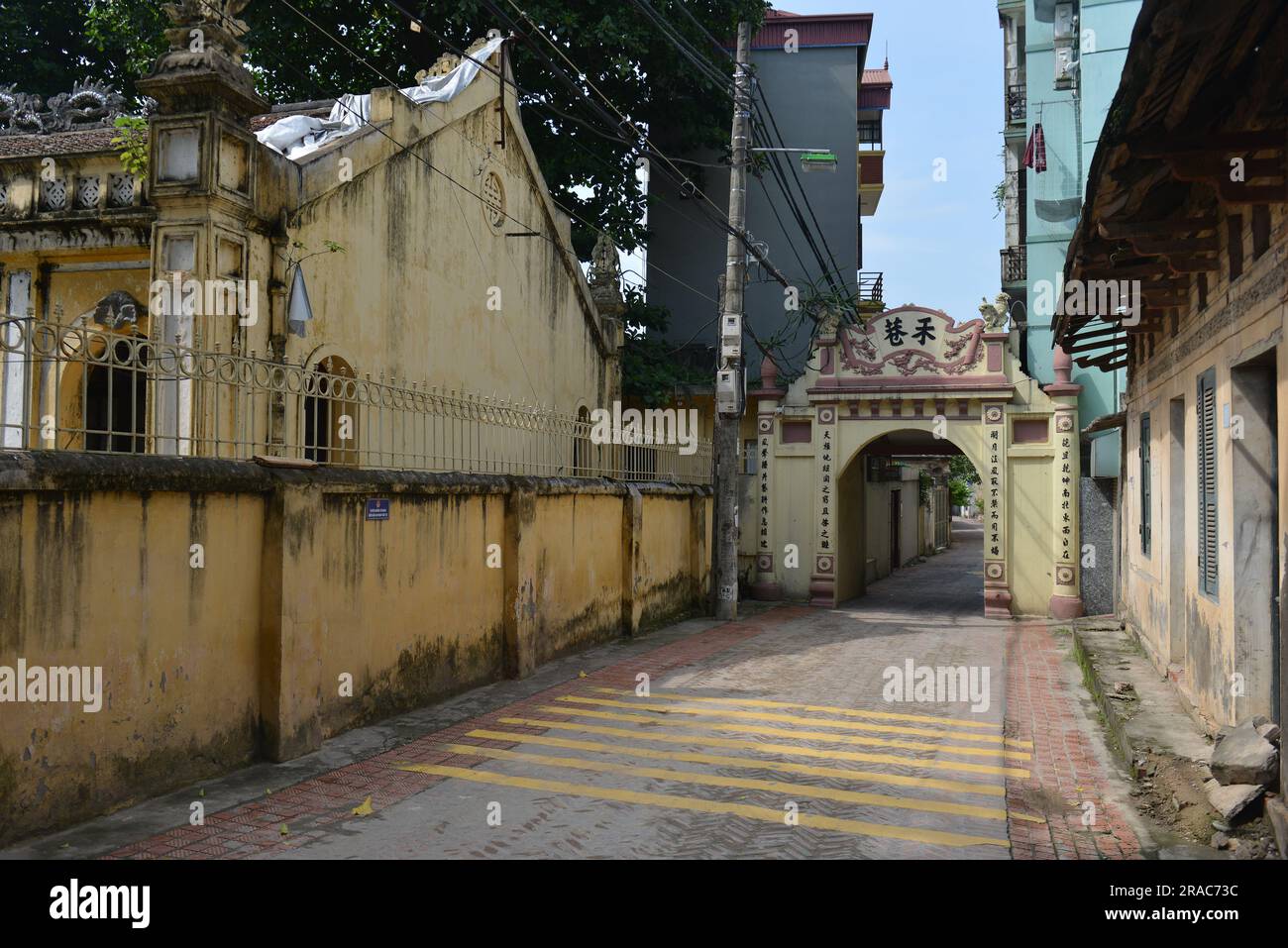 The village gate is a special ancient architectural work of Vietnam. Nowadays, the village gate is not very much due to the urbanization process. 越南旅游 Stock Photo