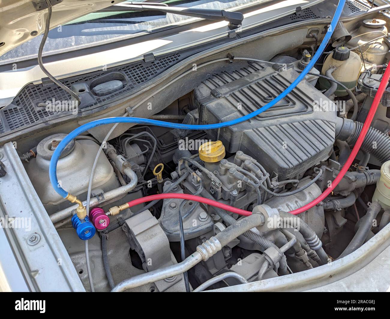 Freon refueling hires stock photography and images Alamy