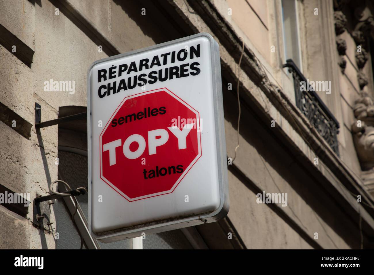 French shoe store sign hi-res stock photography and images - Page 3 - Alamy