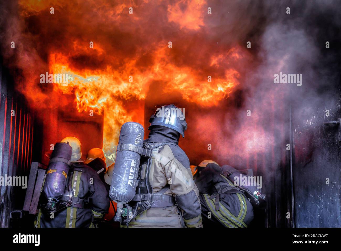 Flash Over - Ausbildung Feuerwehr Brandcontainer Stock Photo