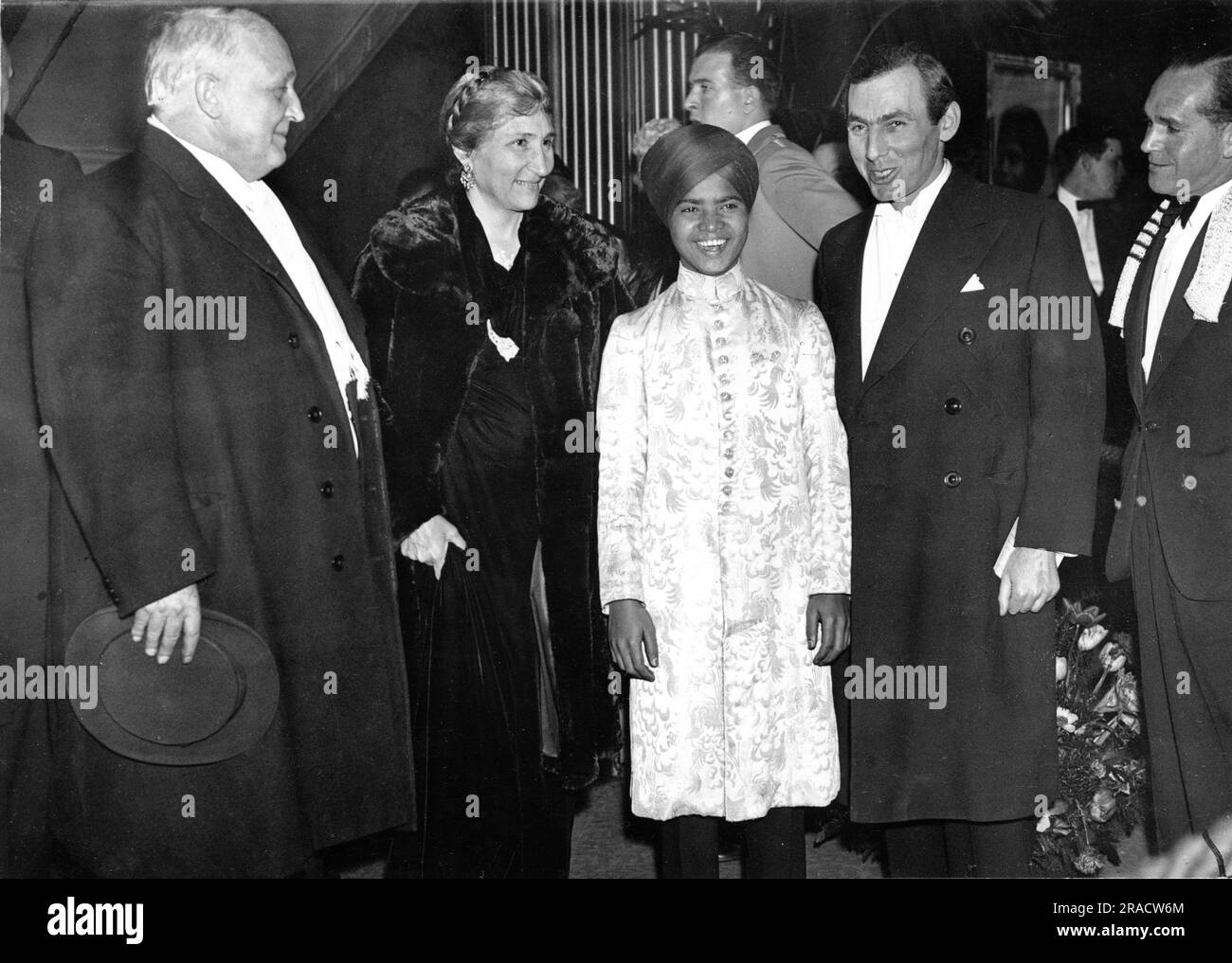 Director ROBERT J. FLAHERTY and his wife with SABU and his Co-Director ZOLTAN KORDA at the London Premiere on 7th April 1937 at the Leicester Square Theatre in London of ELEPHANT BOY 1937 story Toomai of the Elephants by Rudyard Kipling producer Alexander Korda London Film Productions / United Artists Stock Photo