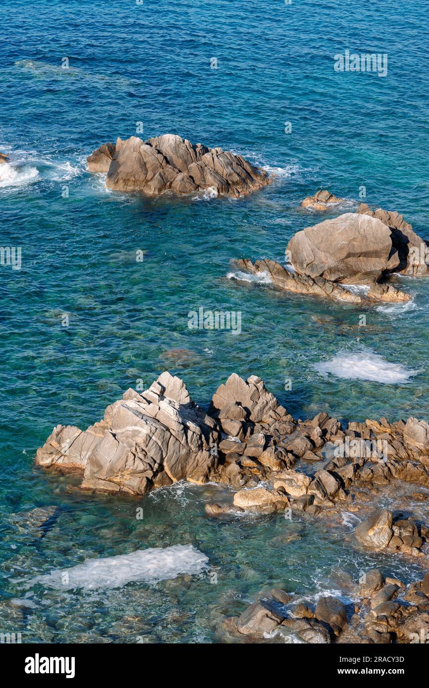 Closeup waves crushing rocks hi-res stock photography and images - Alamy