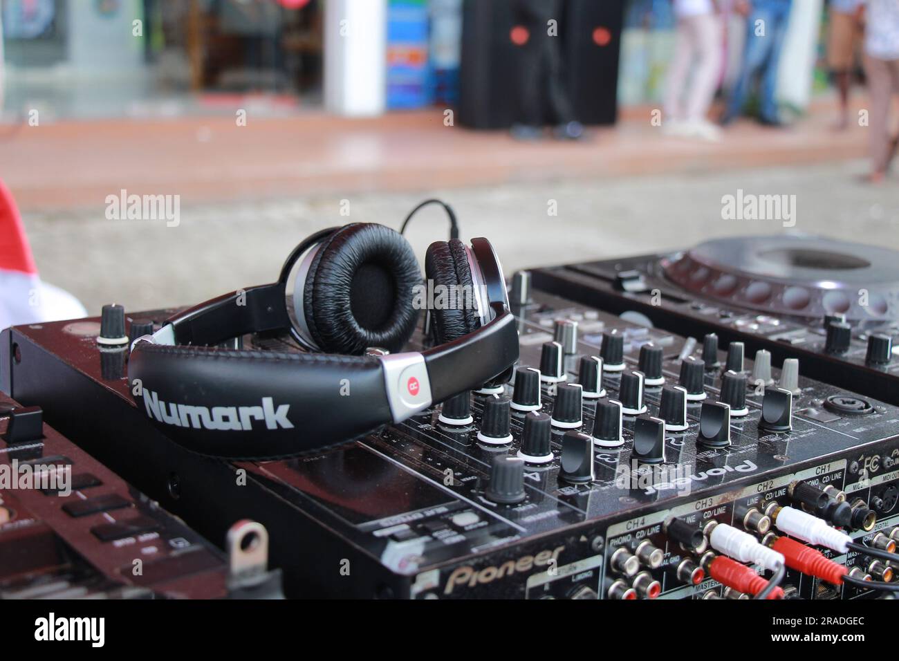 dj Console Pioneer dj 2000nx Original Stock Photo Alamy