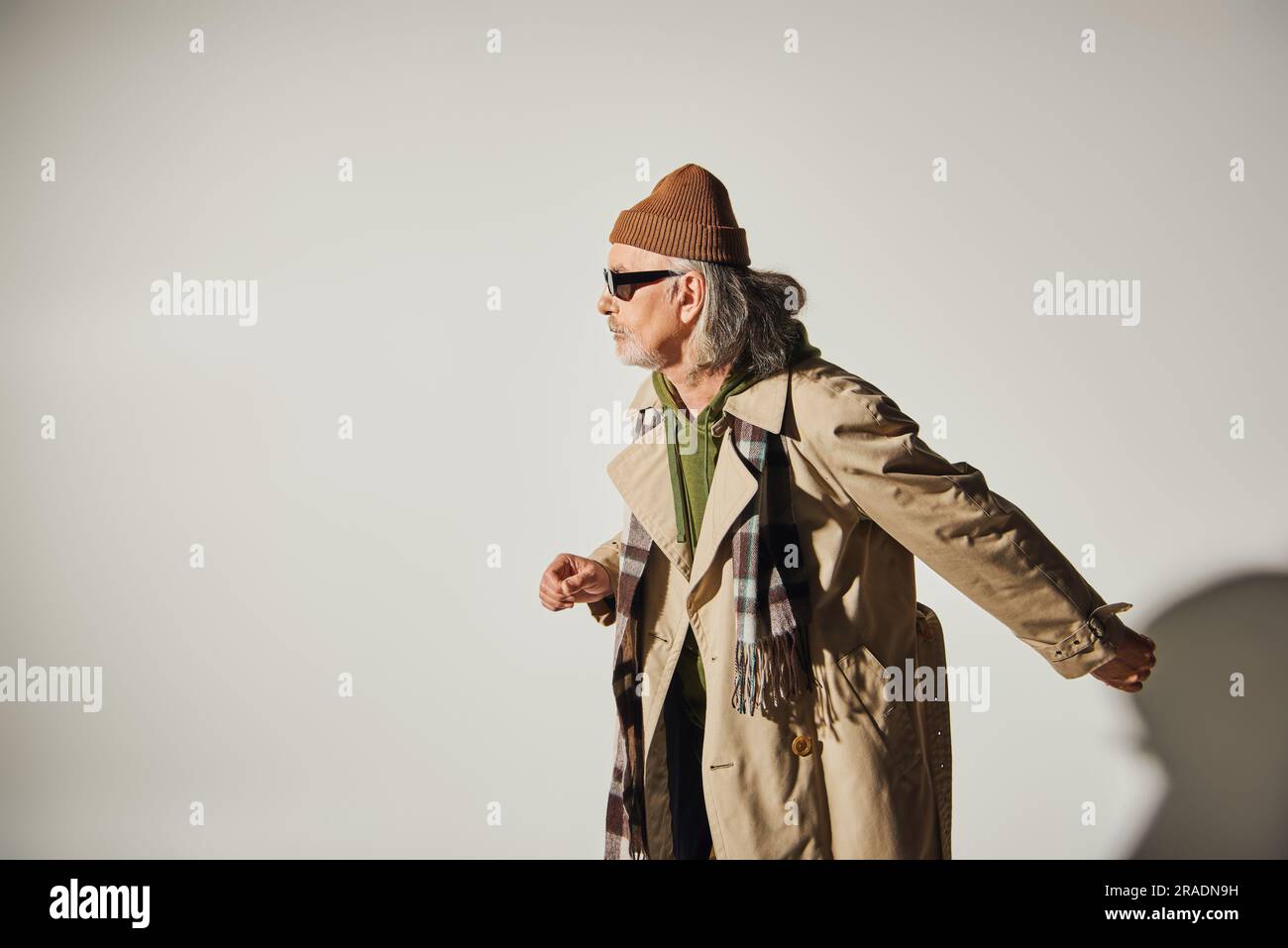 Elderly man walking side view hi-res stock photography and images - Alamy