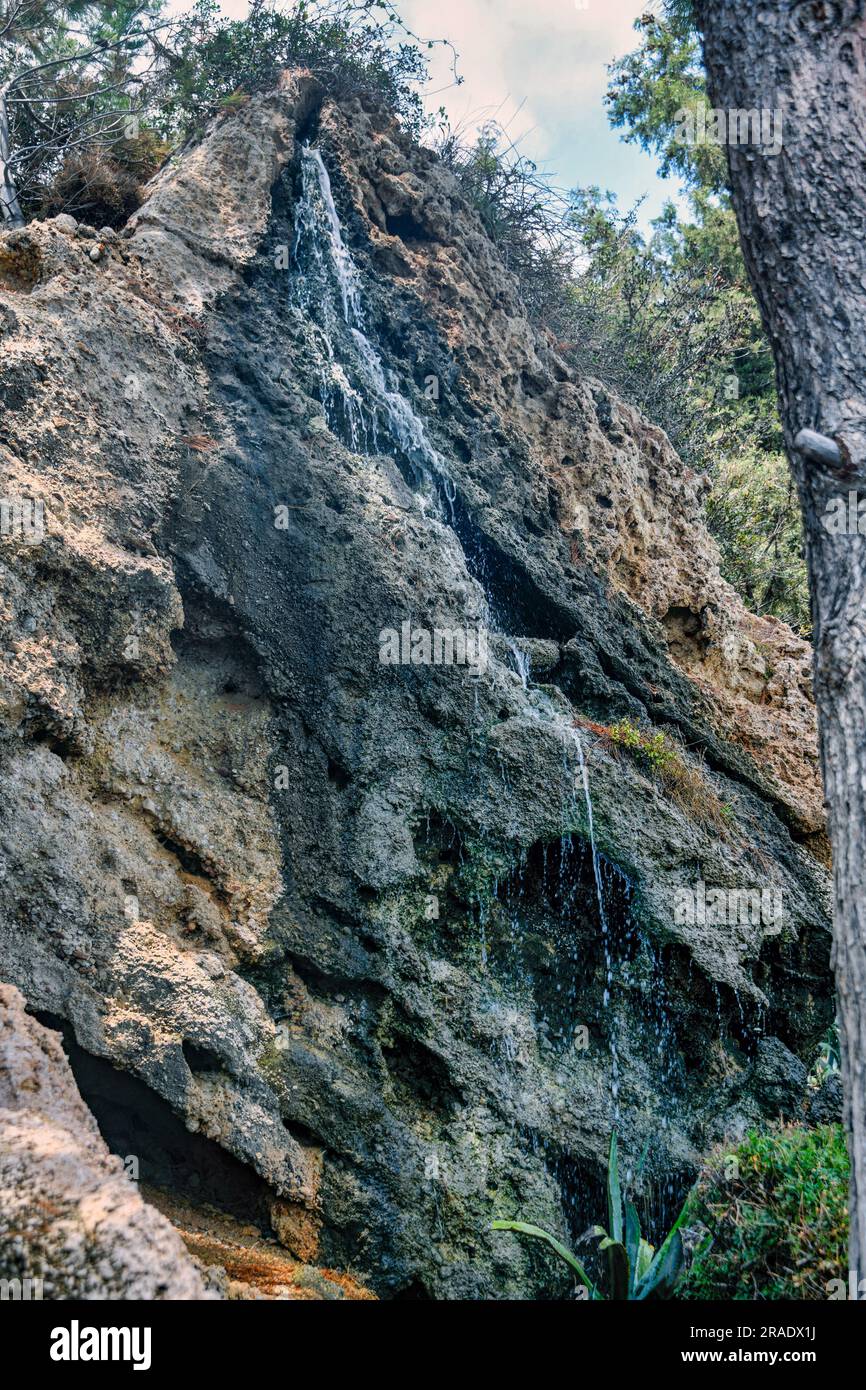 Kleiner Wasserfall über den Thermalquellen von Kallithea auf Rhodos Stock Photo