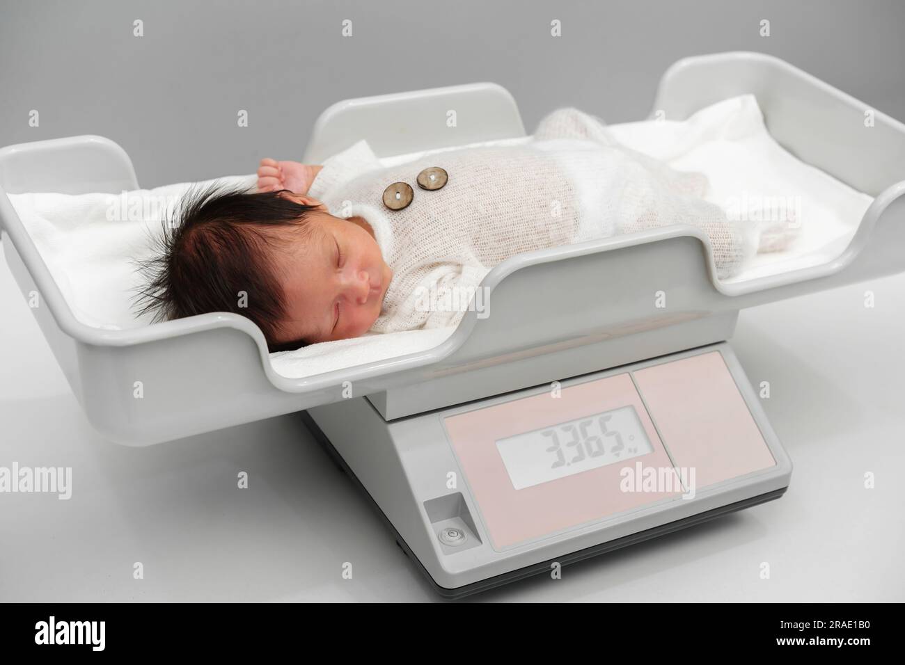 newborn baby weight measurement on the digital scales Stock Photo Alamy