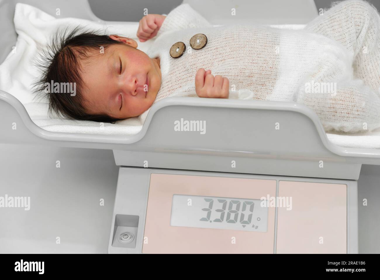 newborn baby weight measurement on the digital scales Stock Photo Alamy