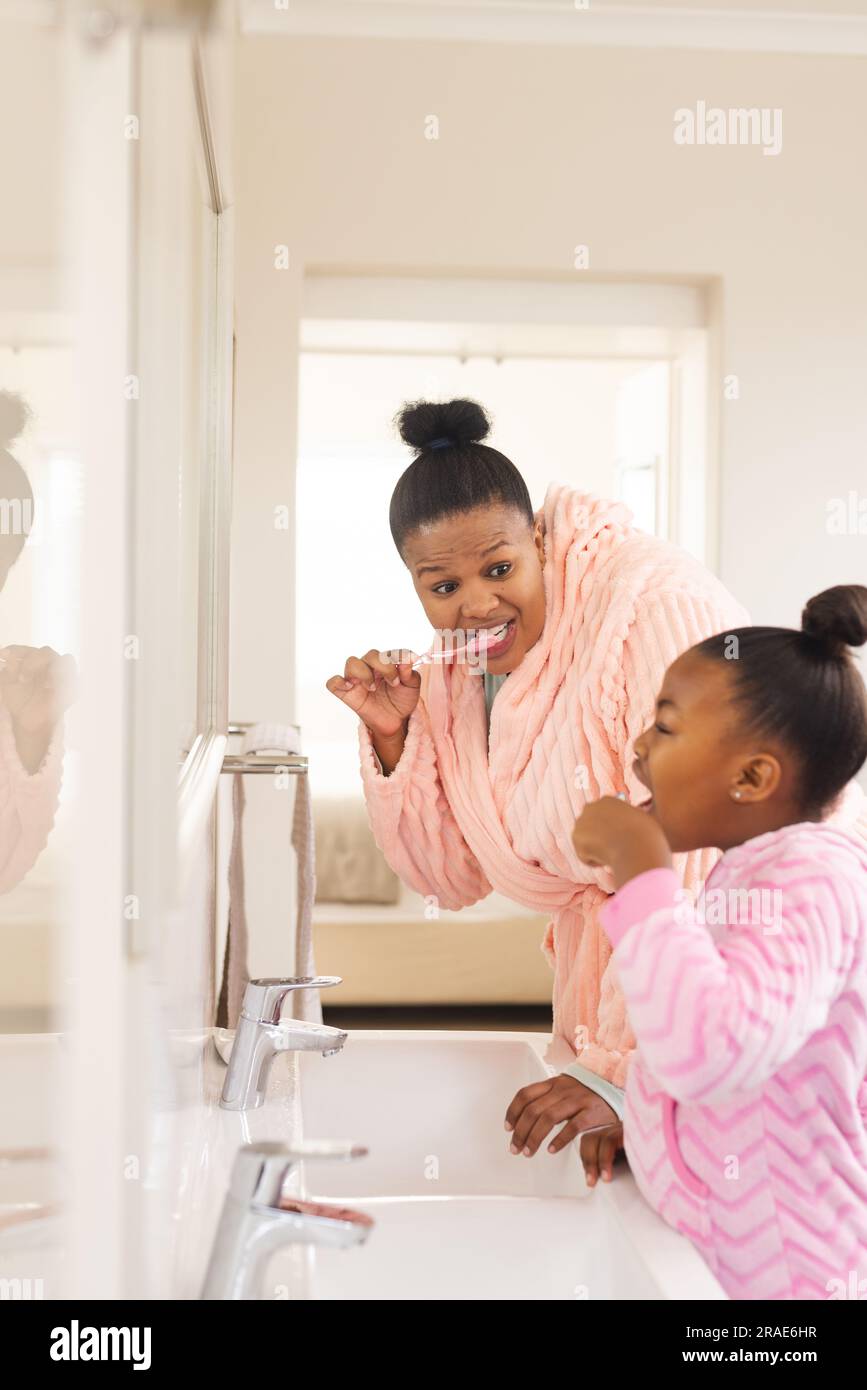 mom daughter bath Mother daughter in bath hi-res stock photography and images - Alamy