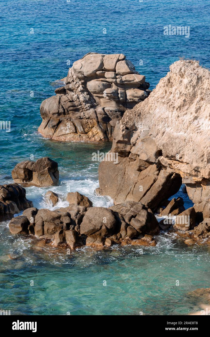 Closeup waves crushing rocks hi-res stock photography and images - Alamy