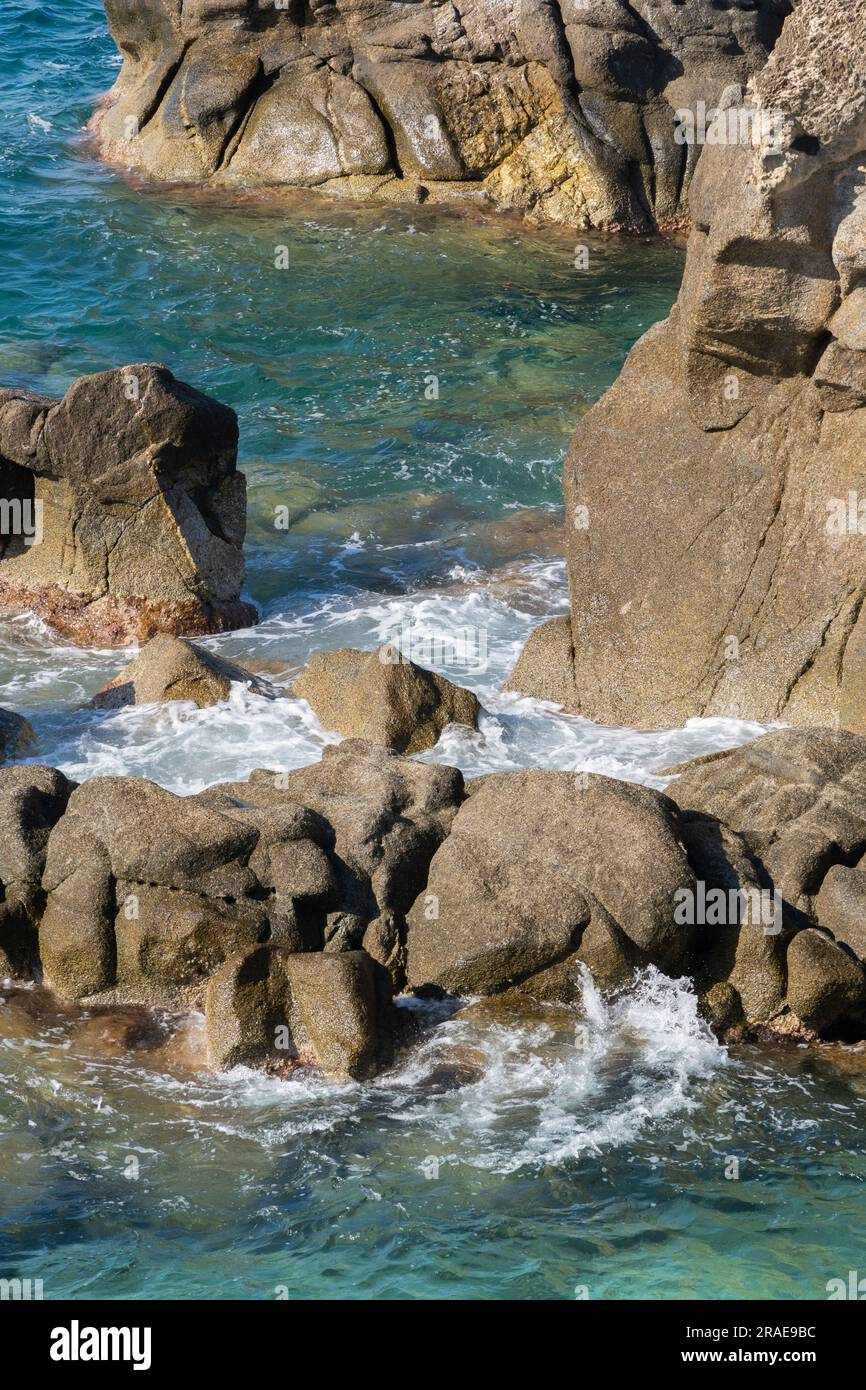 Closeup waves crushing rocks hi-res stock photography and images - Alamy
