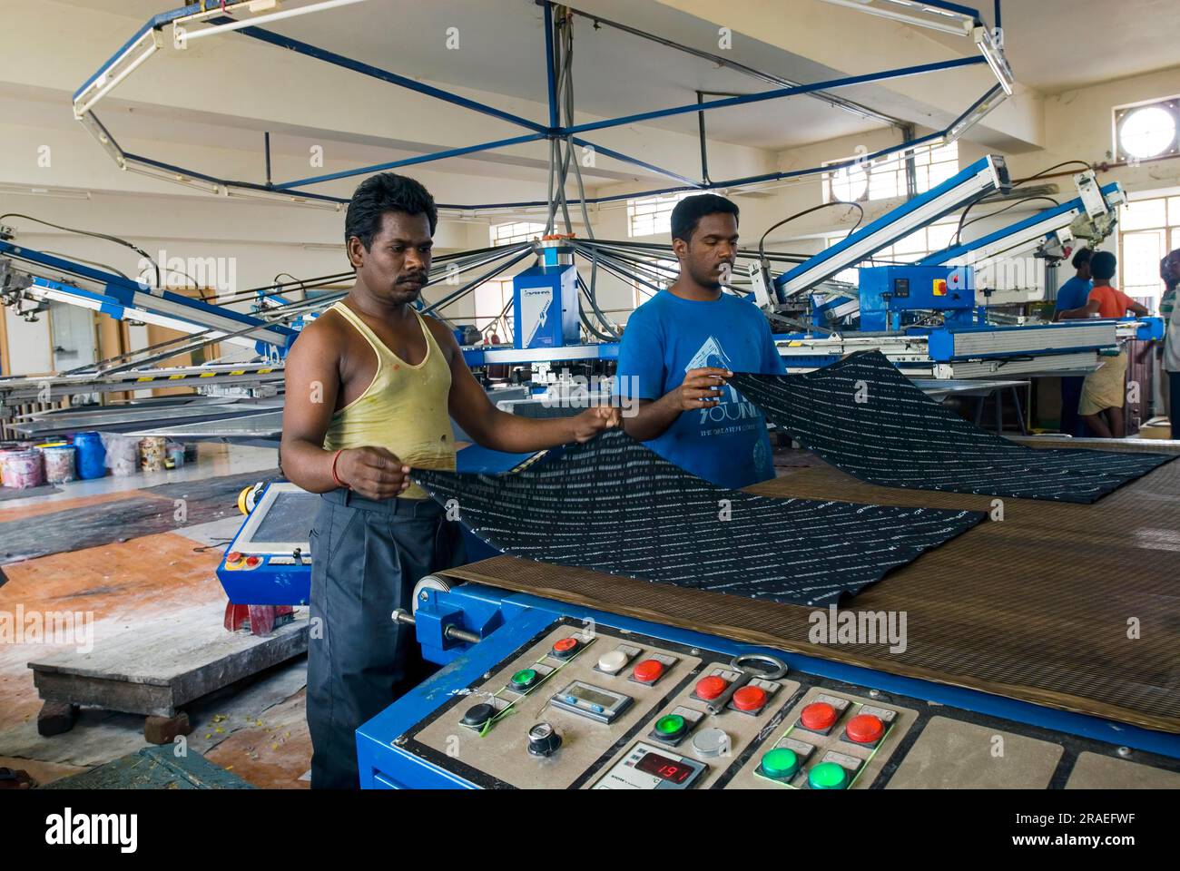 Automatic fabric screen printing machine in a garment industry