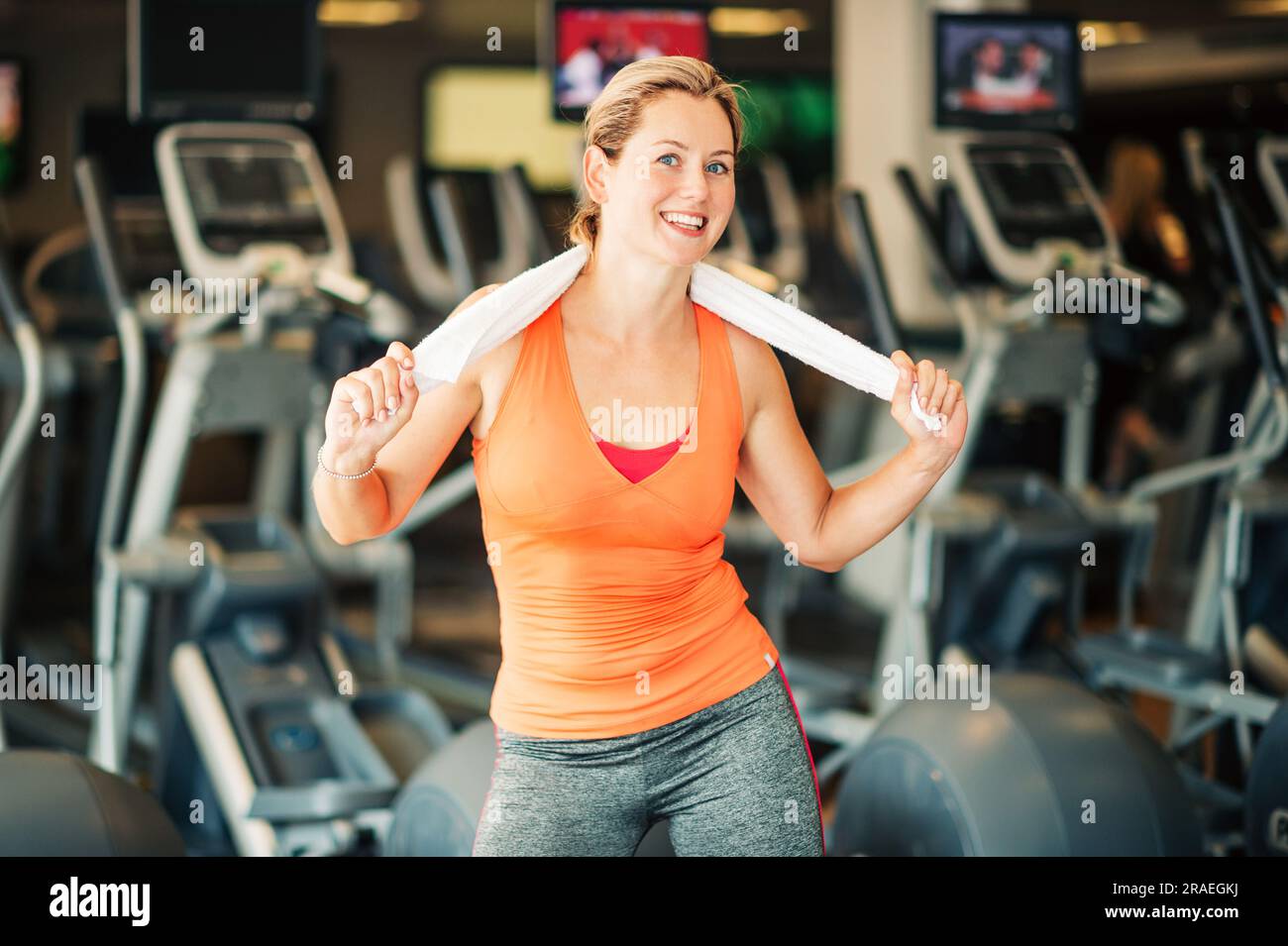 Towel young woman happy gym hi-res stock photography and images - Alamy
