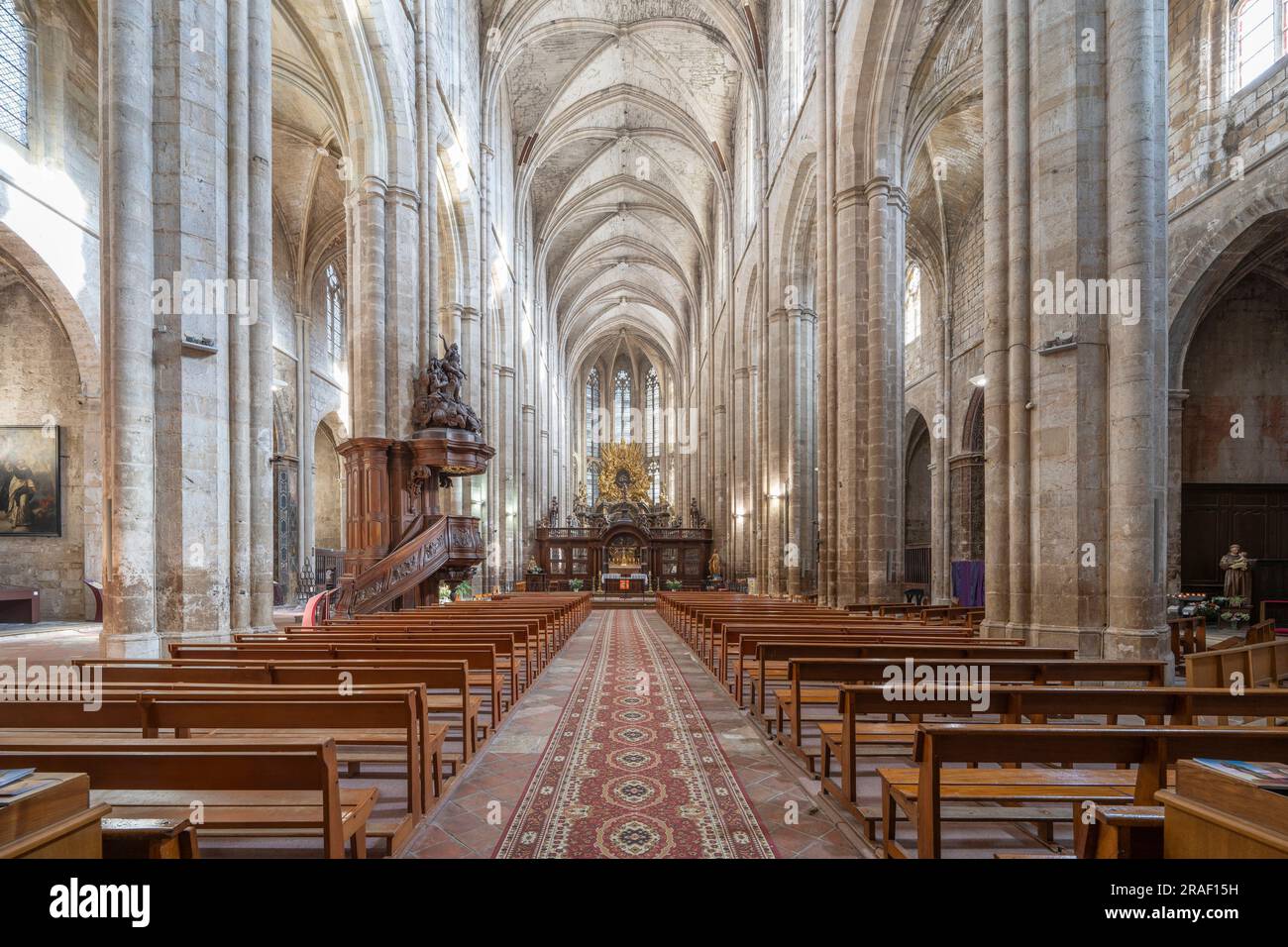 the Gothic nave of the Basilica of Mary Magdalene, Saint-Maximin-la-Sainte-Baume, Provence-Alpes-Côte d'Azur, France Stock Photo