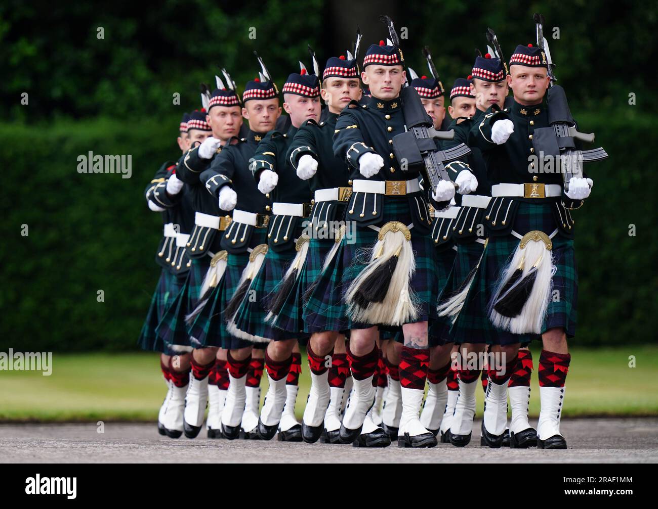 Palace Guards arrive before the Ceremony of the Keys on the forecourt ...