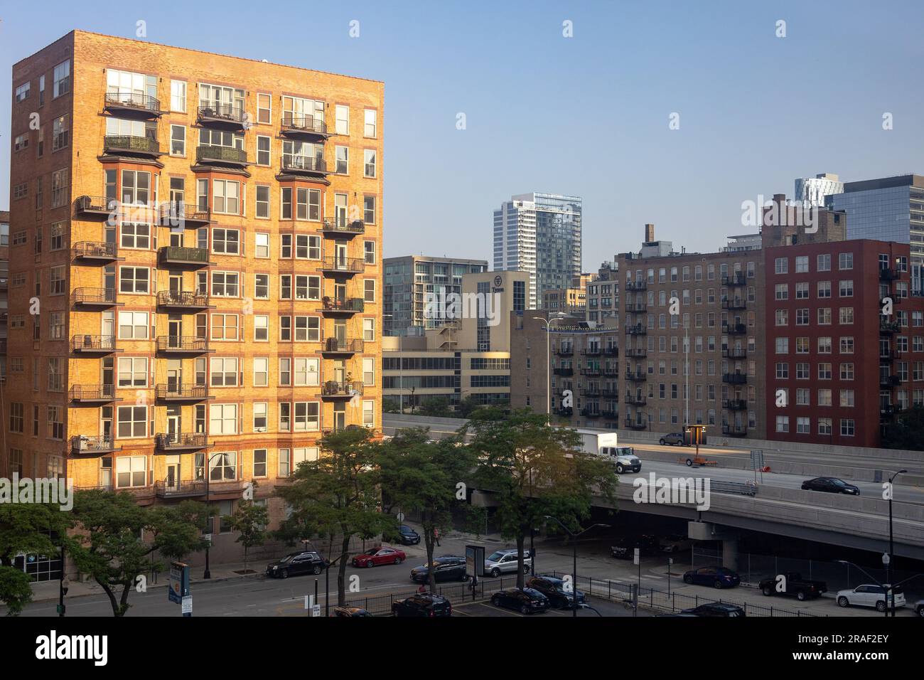 Older Chicago Apartment Buildings In The Clinton Area Of Chicago By The Interstate 290 Highway. Chicago USA Stock Photo