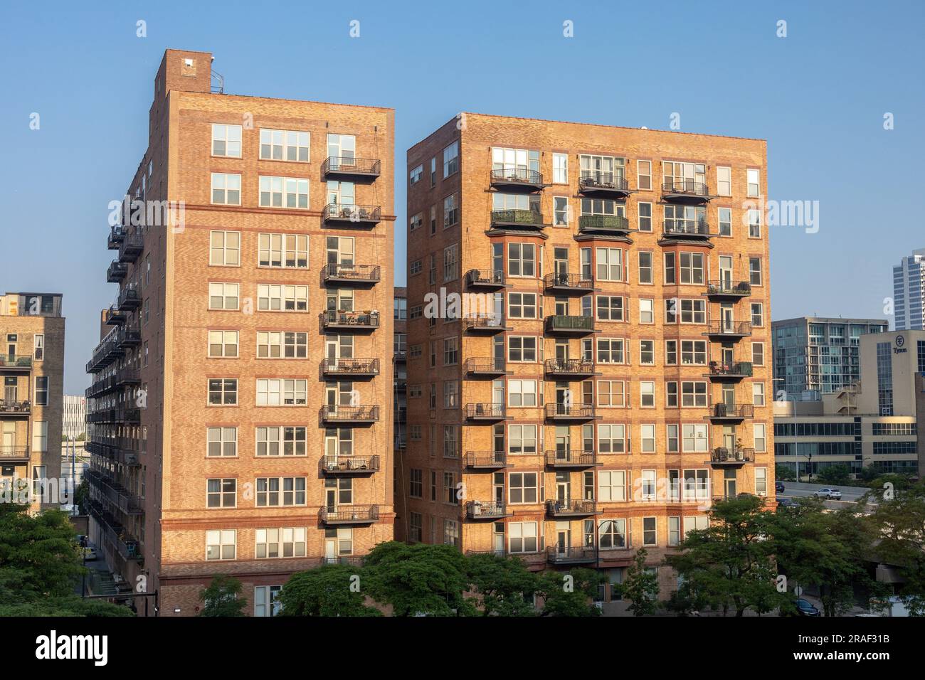 Older Chicago Apartment Buildings In The Clinton Area Of Chicago By The Interstate 290 Highway. Chicago USA Stock Photo
