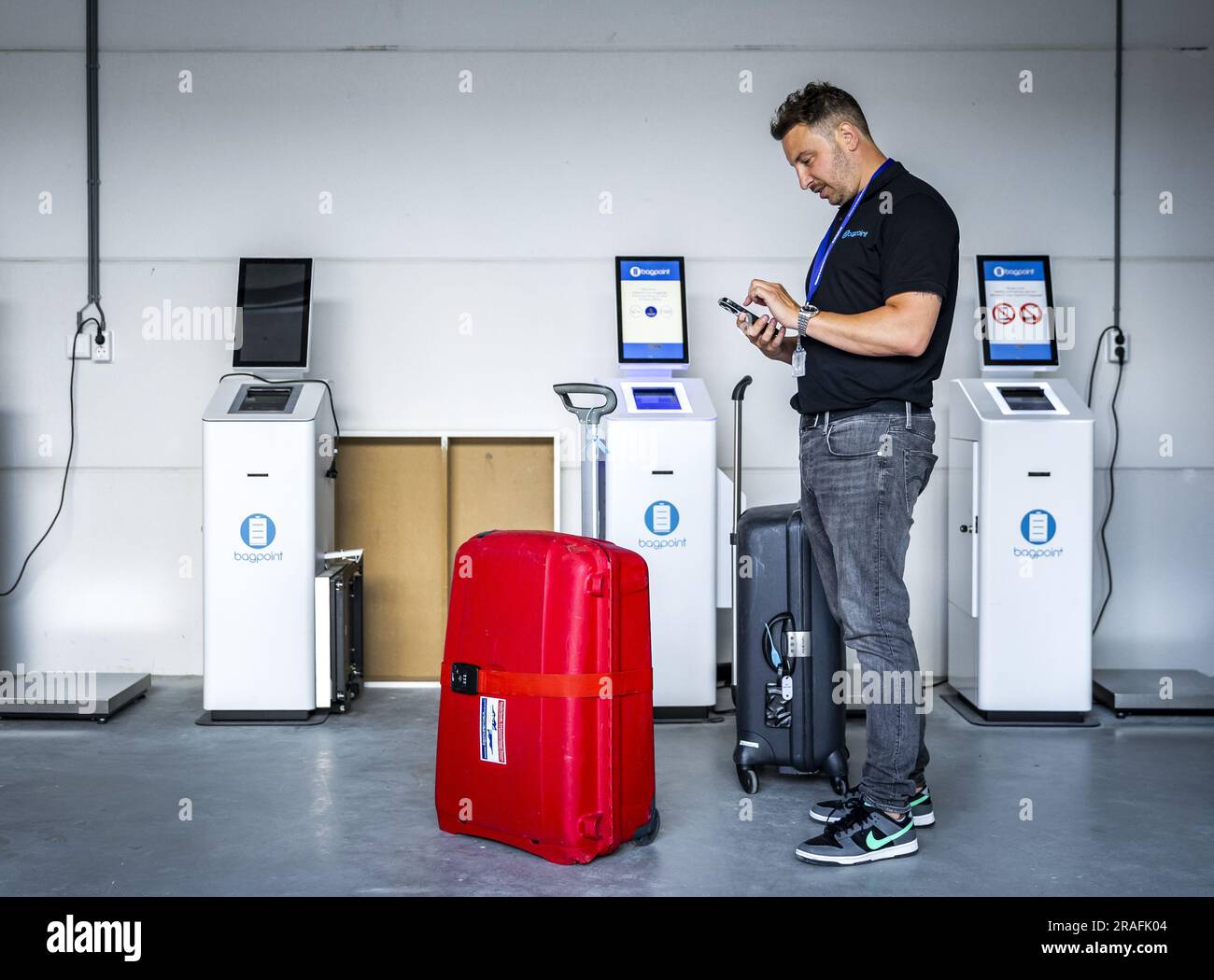 AALSMEER - Collected baggage is processed by a baggage collection service  for travelers flying at Schiphol. With the service, travelers do not have  to check in their luggage themselves and thus avoid