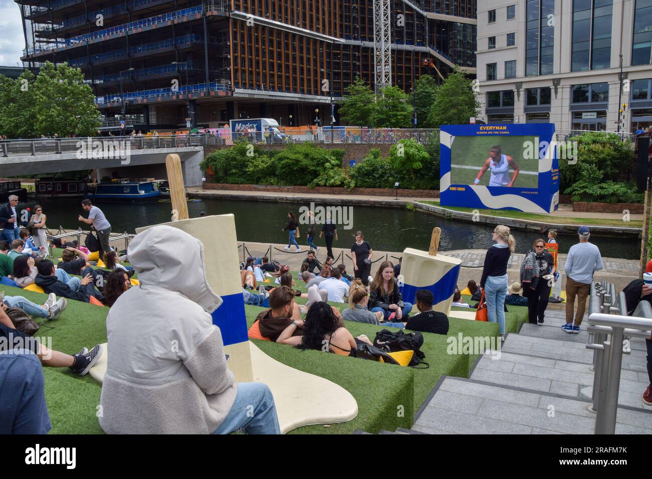 London, UK. 03rd July, 2023. Crowds watch a Wimbledon tennis match on a large outdoor screen next to Regent's Canal in King's Cross as this year's championship begins. (Photo by Vuk Valcic/SOPA Images/Sipa USA) Credit: Sipa USA/Alamy Live News Stock Photo