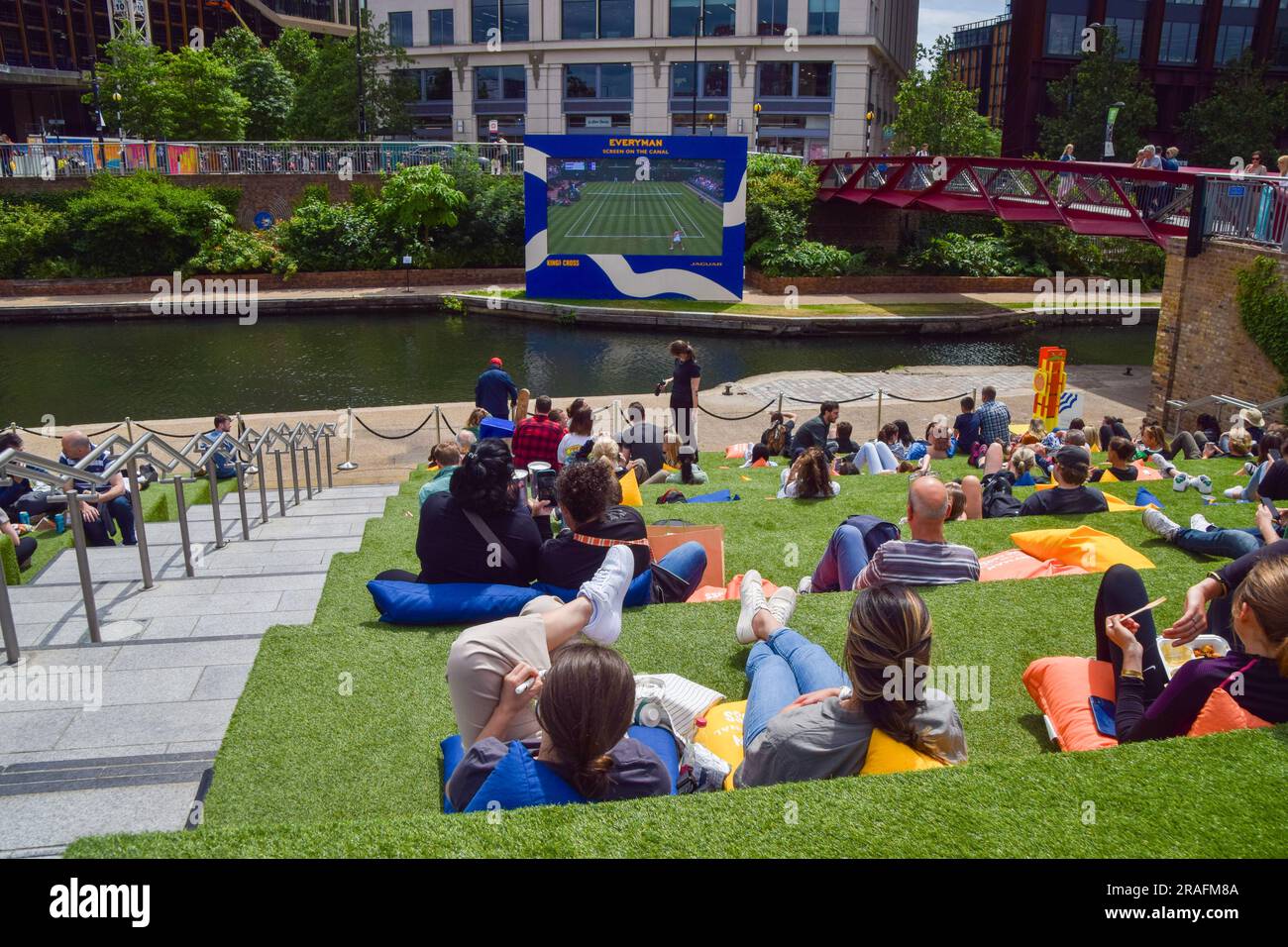 London, UK. 03rd July, 2023. Crowds watch a Wimbledon tennis match on a large outdoor screen next to Regent's Canal in King's Cross as this year's championship begins. (Photo by Vuk Valcic/SOPA Images/Sipa USA) Credit: Sipa USA/Alamy Live News Stock Photo