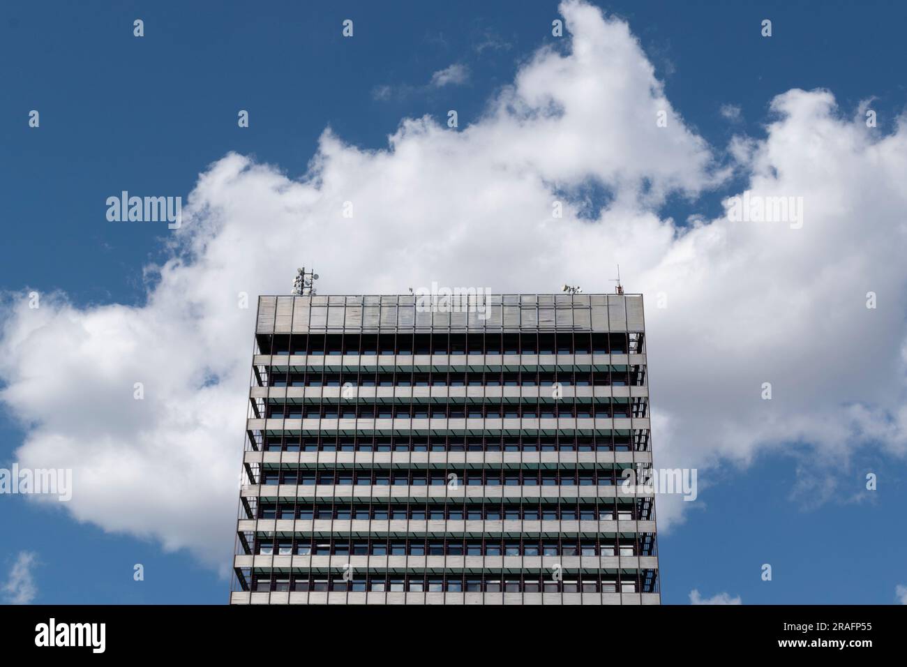 Modern office building hi-res stock photography and images - Alamy